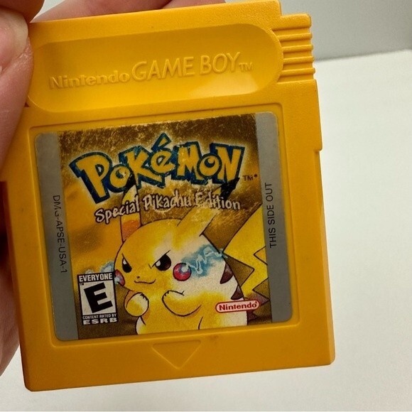 Game Boy Color Pokémon Special Pikachu Edition - Picture 2 of 6